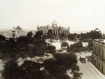 El Pabellón Argentino y la Plaza San Martín. A la izquierda, el restaurante en el que, desde 1911, funcionó la Comisión Nacional de Bellas Artes.
