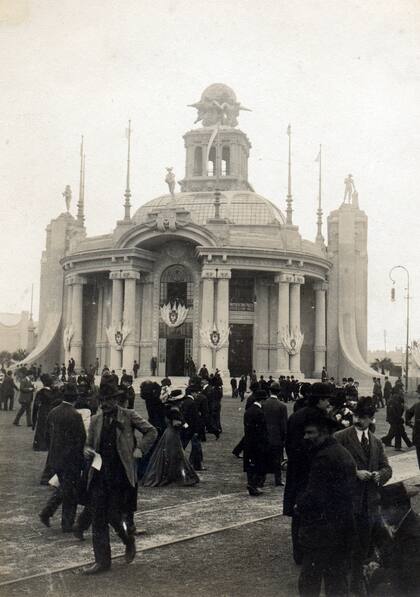 El pabellón de Fiestas, Correos y Telégrafos, único sobreviviente de la Exposición de Ferrocarriles. También queda en pie el Pabellón Frers de la muestra de Agricultura (actual predio de la Rural)