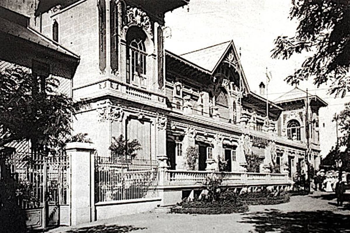 El Pabellón de las Rosas era un centro de encuentro para realizar diversas actividades culturales, artísticas y deportivas y se ubicaba en la manzana de Avenida Libertador, Mariscal Ramón Castilla, Figueroa Alcorta y Tagle
