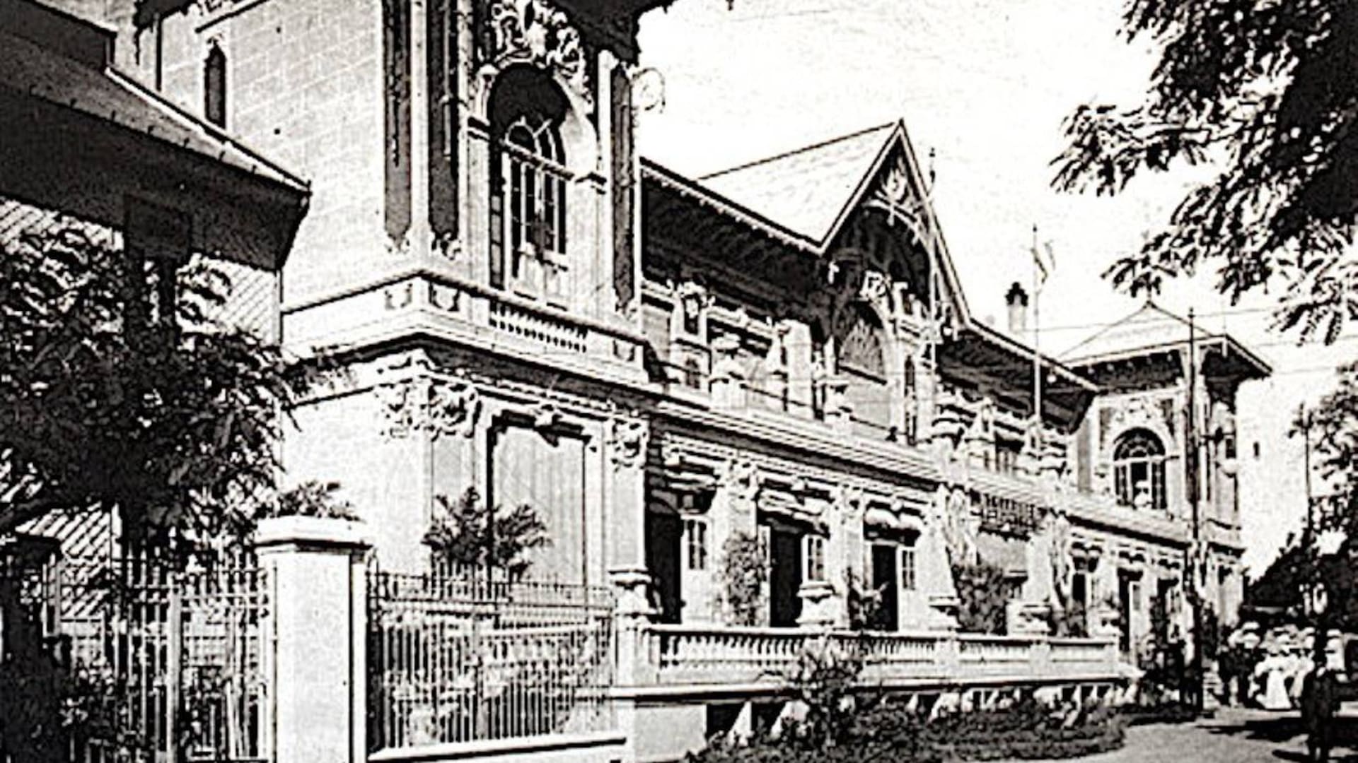 El Pabellón de las Rosas era un centro de encuentro para realizar diversas actividades culturales, artísticas y deportivas y se ubicaba en la manzana de Avenida Libertador, Mariscal Ramón Castilla, Figueroa Alcorta y Tagle