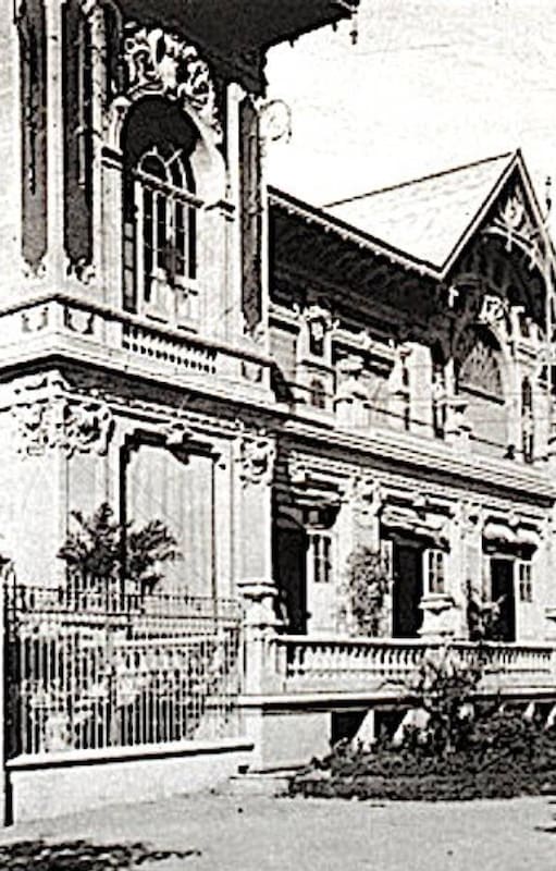 El Pabellón de las Rosas era un centro de encuentro para realizar diversas actividades culturales, artísticas y deportivas y se ubicaba en la manzana de Avenida Libertador, Mariscal Ramón Castilla, Figueroa Alcorta y Tagle