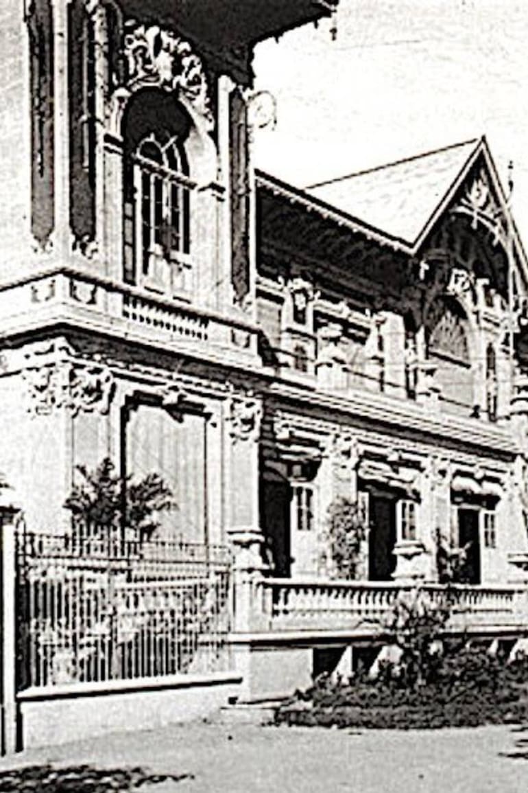 El Pabellón de las Rosas era un centro de encuentro para realizar diversas actividades culturales, artísticas y deportivas y se ubicaba en la manzana de Avenida Libertador, Mariscal Ramón Castilla, Figueroa Alcorta y Tagle