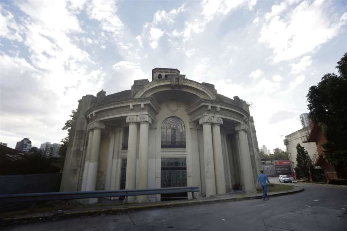 El Pabellón del Centenario espera su rescate en el predio de Palermo donde funcionan dos hipermercados