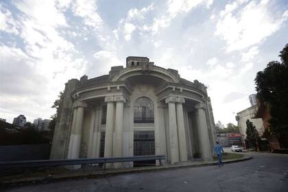 El Pabellón del Centenario espera su rescate en el predio de Palermo donde funcionan dos hipermercados