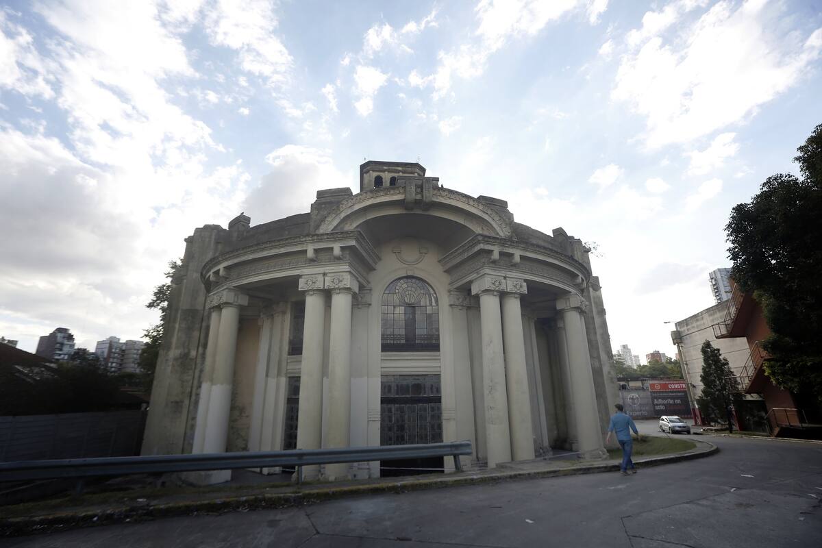 El Pabellón del Centenario espera su rescate en el predio de Palermo donde funcionan dos hipermercados