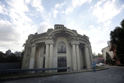 El Pabellón del Centenario espera su rescate en el predio de Palermo donde funcionan dos hipermercados
