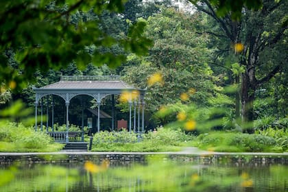 El pabellón del Swan Lake Gazebo