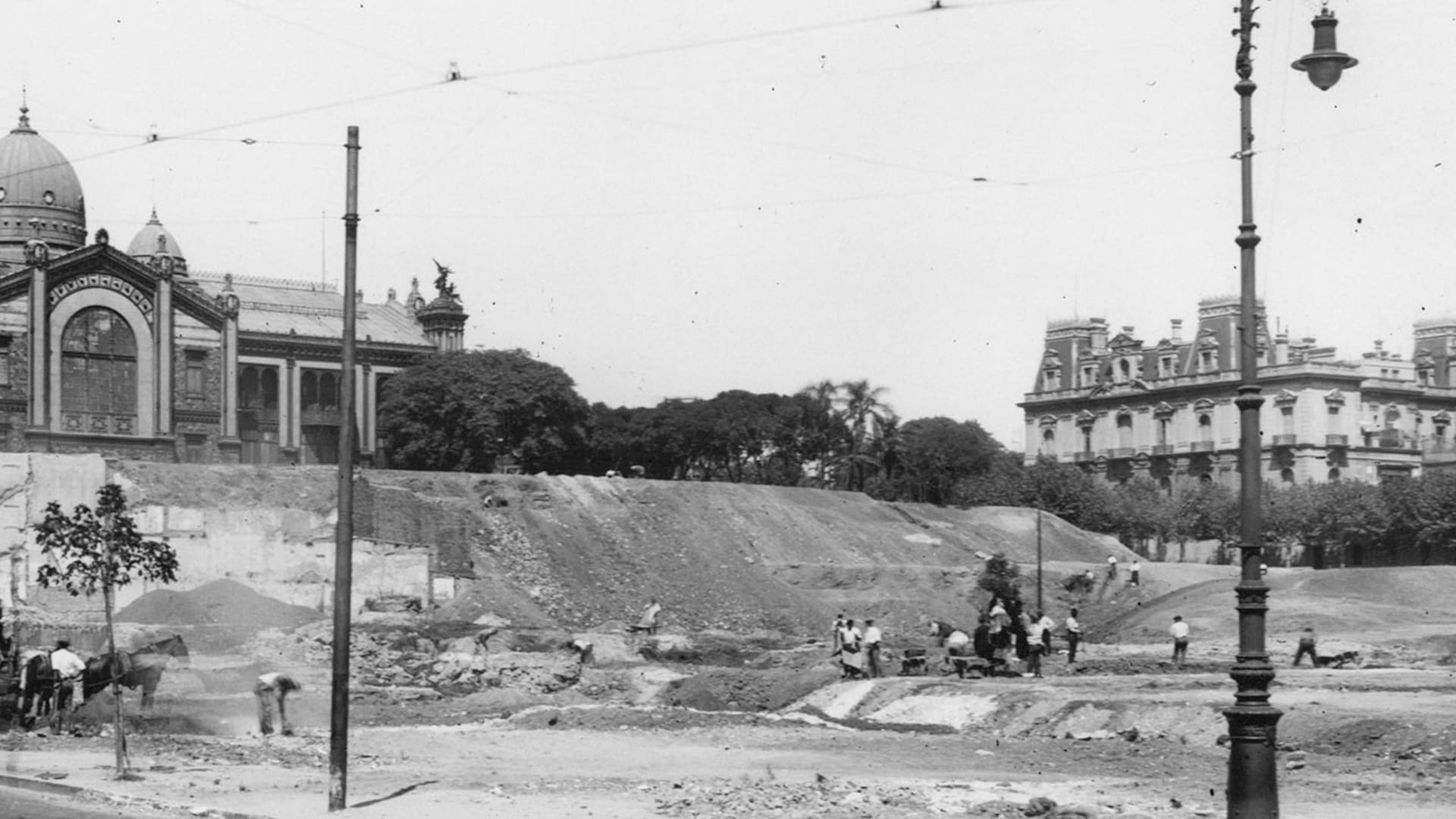 Vista del Pabellón Argentino y la plaza San Martín.