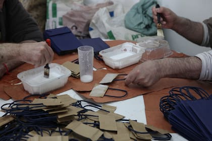 Armar bolsas de papel es una de las actividades laborales que pueden realizar los presos