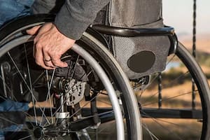 El paciente acudió para tratar la pierna amputada y le fracturaron la otra (Foto Ilustrativa: Pixabay)