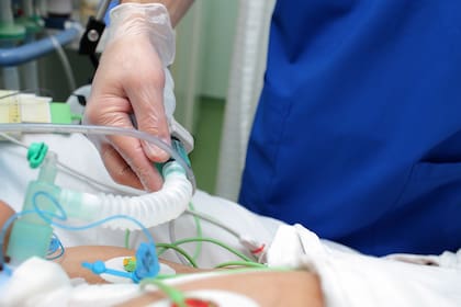 El paciente es un hombre de 80 años que quedó internado en Cipolletti, donde recibe oxígeno, pero no accedió a un respirador automático porque el hospital local cubrió toda su capacidad