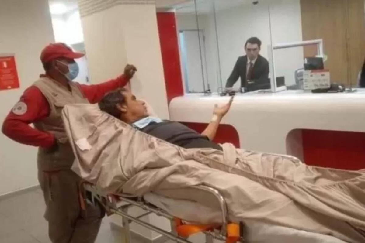 El paciente llegó en compañía de un enfermero (Foto: Twitter @ItsLaloPrince)