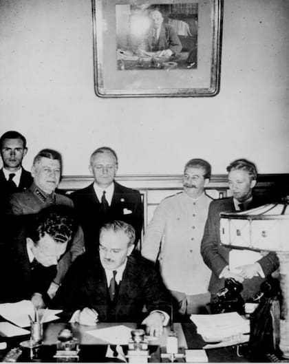 El Pacto Mólotov-Ribbentrop, un acuerdo conocido como el Tratado de No Agresión entre Alemania y la Unión Soviética, se firmó en Moscú el 23 de agosto de 1939