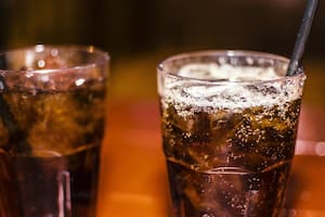 El padre además de alimentar a sus hijos sólo con gaseosa fue acusado por violeto y está preso.