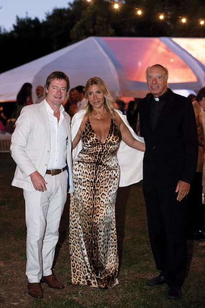 El padre
Carlos Barreiro, gran amigo
de los Blaquier y oficiante de
muchos matrimonios de la
familia, se unió a los festejos
junto a Pablo Philips, marido
de Juana Hoeffner, y Gabriela
Giubbonari, novia de Guiseppe
Vianini.