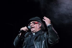 El Padre Cesar es uno de los curas más característicos de Villa Luro y es conocido como el cura rockero