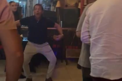 El padre de Agostina Páez ayer por la noche, en un bar del centro de Santiago del Estero