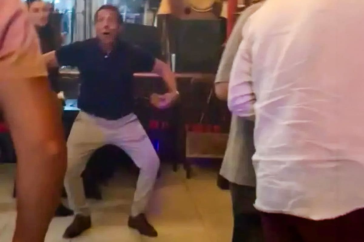 El padre de Agostina Páez, la abogada e influencer argentina que estuvo detenida en Brasil por presuntos gestos racistas, se llama Mariano Páez y aqui repite los mismos gestos de su hija.