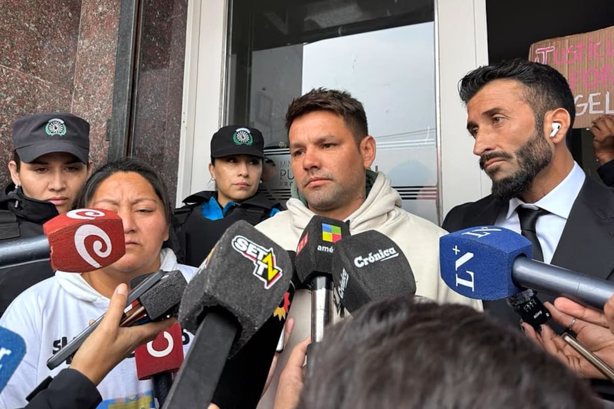 El padre de Ángel López y su abogado, Roberto Castillo, al salir de los tribunales de Comodoro Rivadavia, Chubut