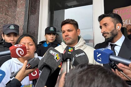 El padre de Ángel López y su abogado, Roberto Castillo, al salir de los tribunales de Comodoro Rivadavia, Chubut