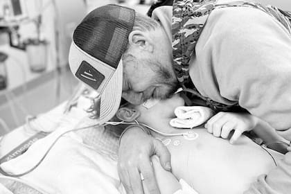 El padre de Drayke, despidiéndolo.