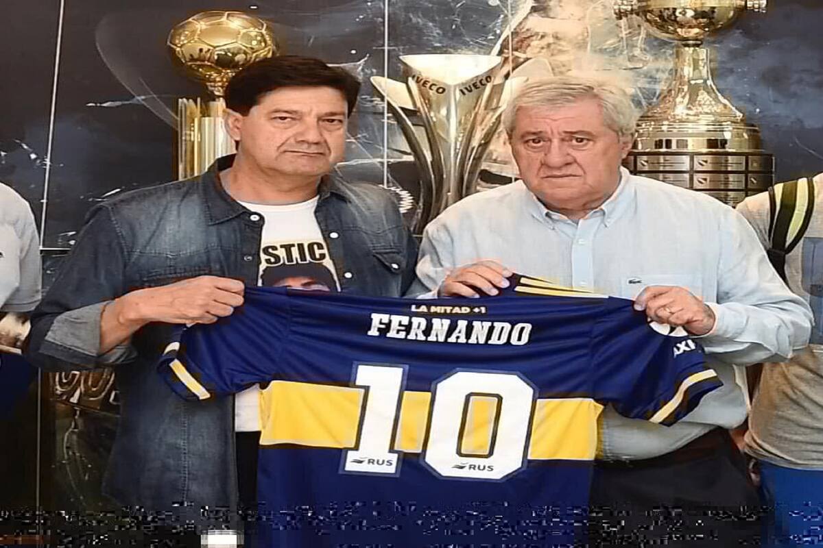 El padre de Fernando junto a Ameal recibiendo la camisata en honor a su hijo asesinado en Villa Gesell.