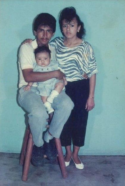 El padre de Javier inmigró a Estados Unidos huyendo de la guerra civil de E Salvador un poco después de que se tomara esta fotografía