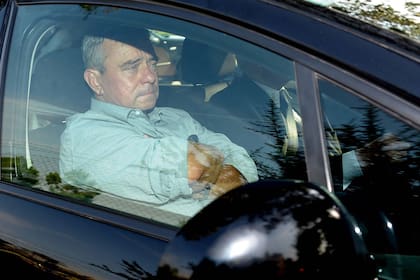 El padre de Jazmín de Grazia, durante el entierro de los restos de la modelo