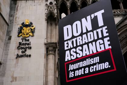 El padre de Julian Assange, Richard Assange, llega al exterior del Alto Tribunal de Londres el miércoles 27 de octubre de 2021. El gobierno estadounidense tenía previsto pedir el miércoles al Alto Tribunal británico que revocara la decisión de una juez de que el fundador de WikiLeaks Julian Assange no debe ser enviado a Estados Unidos para enfrentar cargos de espionaje. (AP Foto/Frank Augstein)