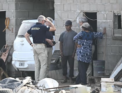 El padre de Lian junto a los investigadores en la casa familiar