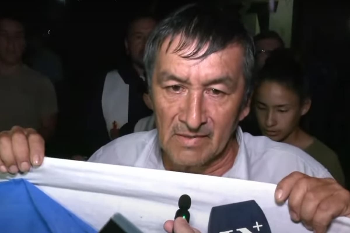 El padre de Loan habla durante una nueva marcha por la aparición del niño de 5 años