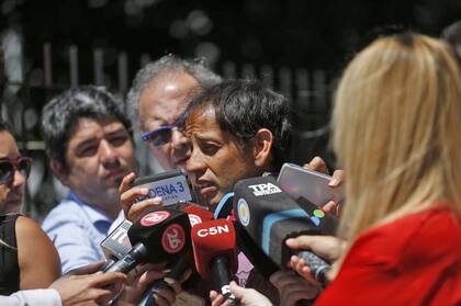 El padre de Ludmila, una de las niñas que viajaba en el ómnibus, habla con los medio de prensa en la escuela