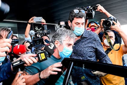 El padre de Messi, asediado por la prensa a su llegada