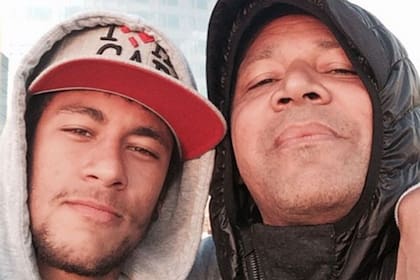 El padre de Neymar Jr. sale con la madre de uno de los mejores amigos del futbolista brasileño