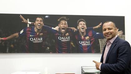 El padre de Neymar junto a una foto de la MSN