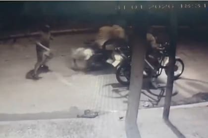 El padre defendió a su hijo y un amigo