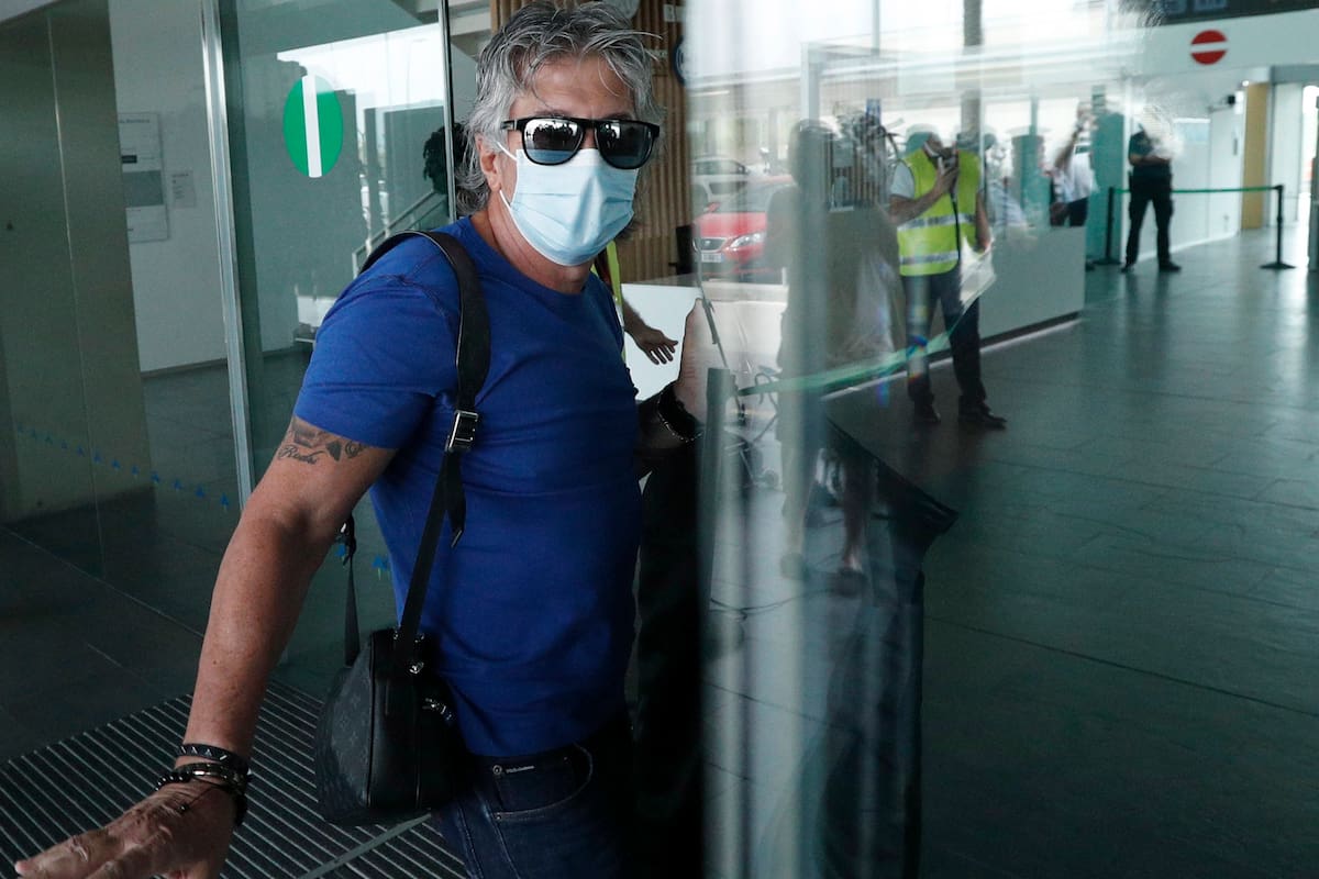 El padre del delantero argentino Lionel Messi, Jorge Messi, a su llegada este mediodía a la Terminal corporativa del Aeropuerto del Prat de Barcelona, desde donde partirá acompañado por su hijo para formalizar el contrato por el club francés del París Saint Germain. EFE/Alejandro Garcia