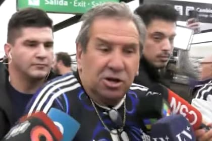 El padre del "Dibu" Martínez durante su llegada al Aeropuerto Internacional de Ezeiza