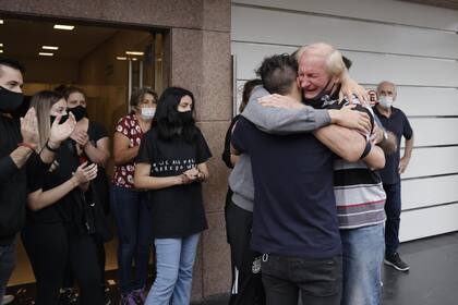 El padre del kiosquero asesinado en Ramos Mejía se abraza con sus nietos