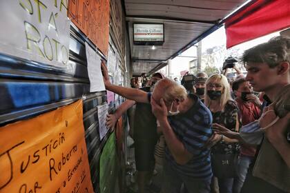 El padre del kiosquero asesinado en Ramos Mejía, frente al comercio donde se cometió el crimen