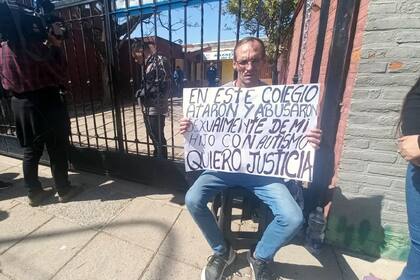 El padre del menor, encadenado en la puerta del colegio