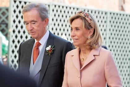 El padre del novio, Bernard Arnault, junto a la madre de la novia, Dominique Guyot.