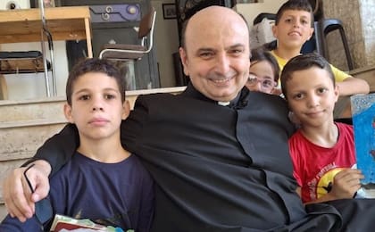 El padre Gabriel Romanelli con niños gazatíes en Gaza, el domingo 24 de agosto