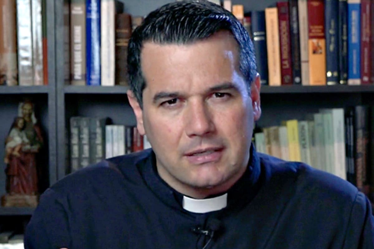 El padre Javier Olivera Ravasi participó de la organización de la visita de los diputados libertarios a los represores al penal de Ezeiza