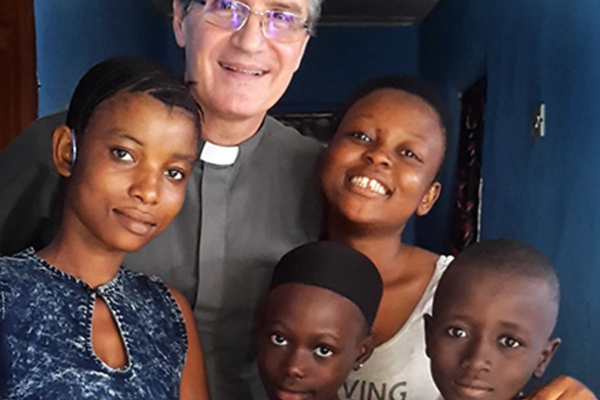 El padre Jorge, con parte de los niños a los que protege, contiene y ayuda