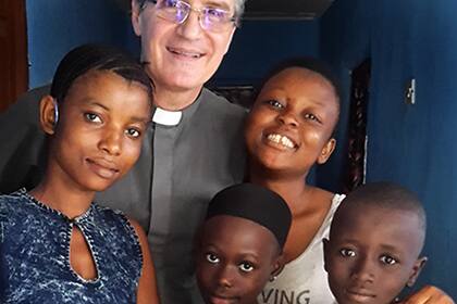 El padre Jorge, con parte de los niños a los que protege, contiene y ayuda