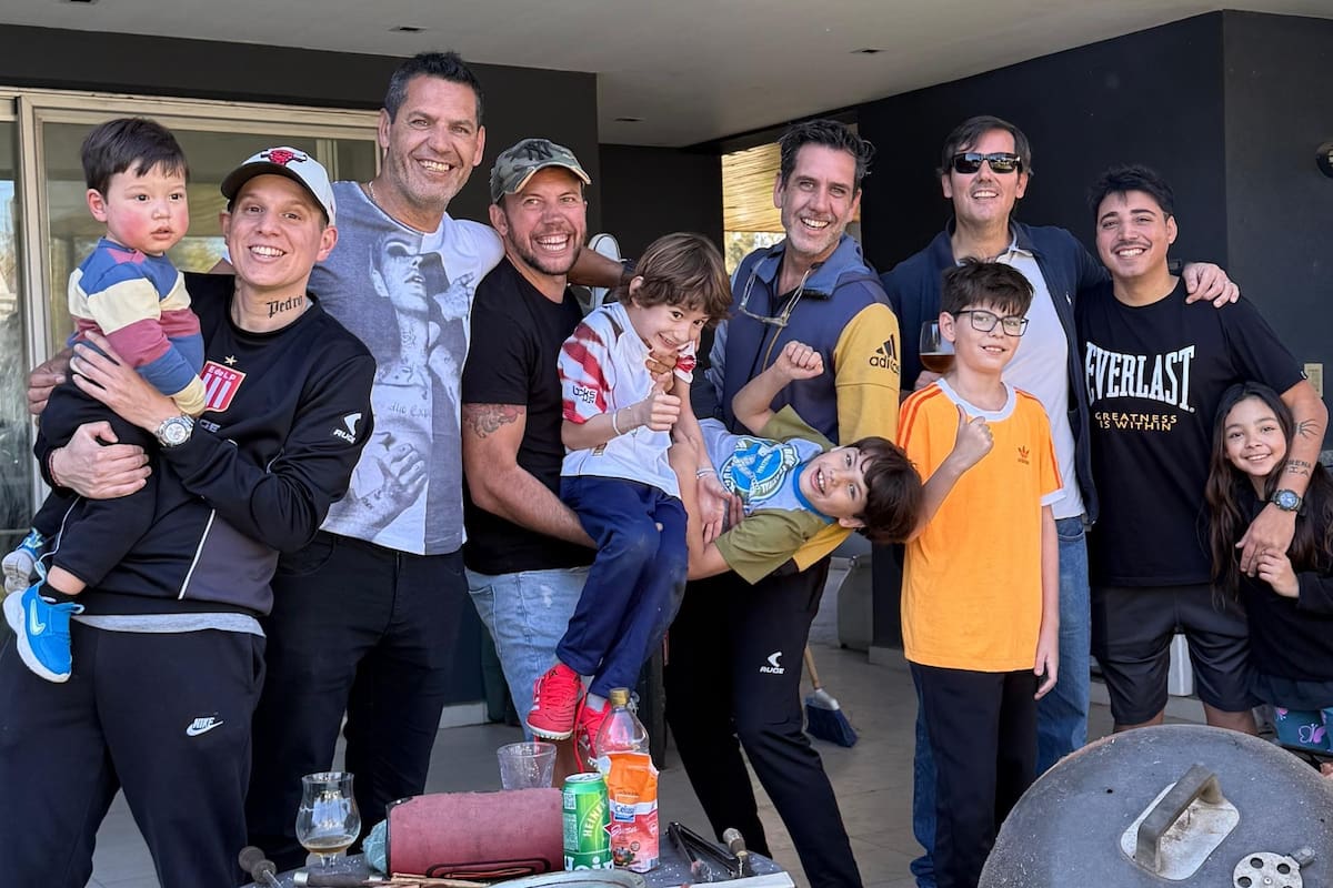 El padre junto a sus hijos y otros integrantes de la familia tras el regreso a casa