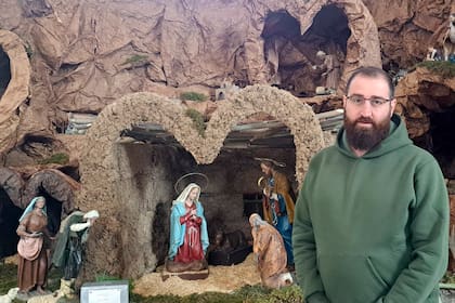 El padre Khoukaz, sin hábito, en el convento franciscano del poblado de Qunaya, en la provincia de Idilb