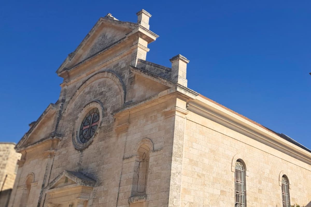 El padre Khoukaz, sin hábito, en el convento franciscano del poblado de Qunaya, en la provincia de Idilb