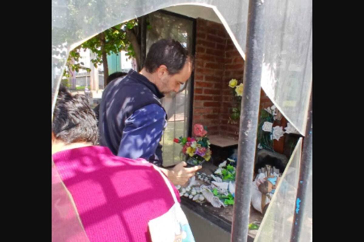 El padre Lucas Arguimbau revisa los restos de las imagenes dañadas en la ermita de la Virgen de Luján, en Liniers